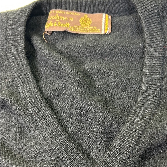 Lyle & Scott  cashmere  pullover color black  V-Neck Sweater - Picture 11 of 16